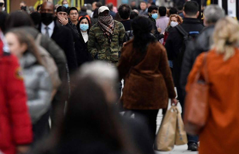 &copy; Reuters. FILE PHOTO: Shoppers walk along Oxford Street, in the centre of London&apos;s retail shopping area, amid the spread of the coronavirus disease