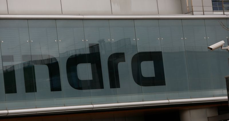 &copy; Reuters. Imagen de archivo del logo de la firma tecnológica española Indra en su sede en Alcobendas, Madrid, España.