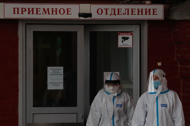 &copy; Reuters. Medical specialists walk outside a hospital, amid the outbreak of the coronavirus disease (COVID-19) in Saint Petersburg