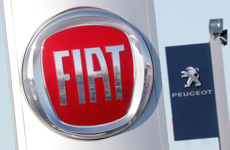 &copy; Reuters. loghi delle case automobilistiche Fiat e Peugeot davanti alle rispettive concessionarie a Saint-Nazaire, Francia, 8 novembre 2019