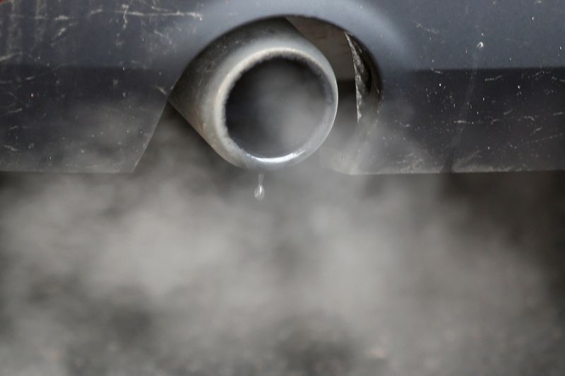 &copy; Reuters. FILE PHOTO: An exhaust emits fumes as a car is driven through Richmond in London