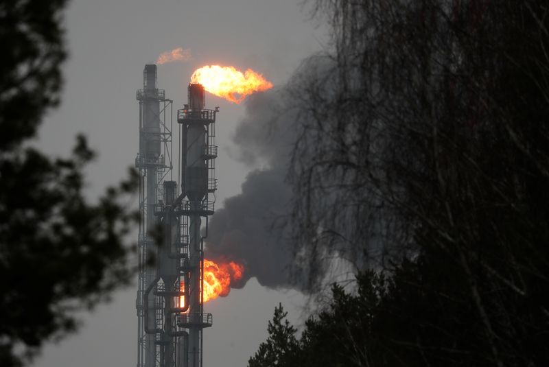 &copy; Reuters. Flame burning natural gas is seen at JSC &quot;Mozyr oil refinery&quot; near the town of Mozyr