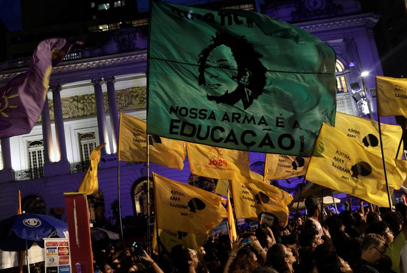 &copy; Reuters. Bandeira com a imagem da vereadora assassinada Marielle Franco durante manifestação para o aniversário do crime no Rio de Janeiro