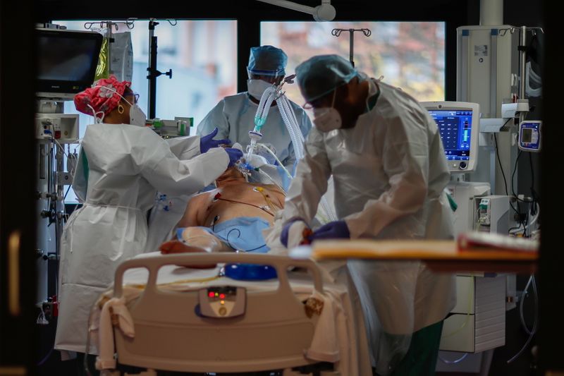 &copy; Reuters. Paciente com Covid-19 em hospital na França