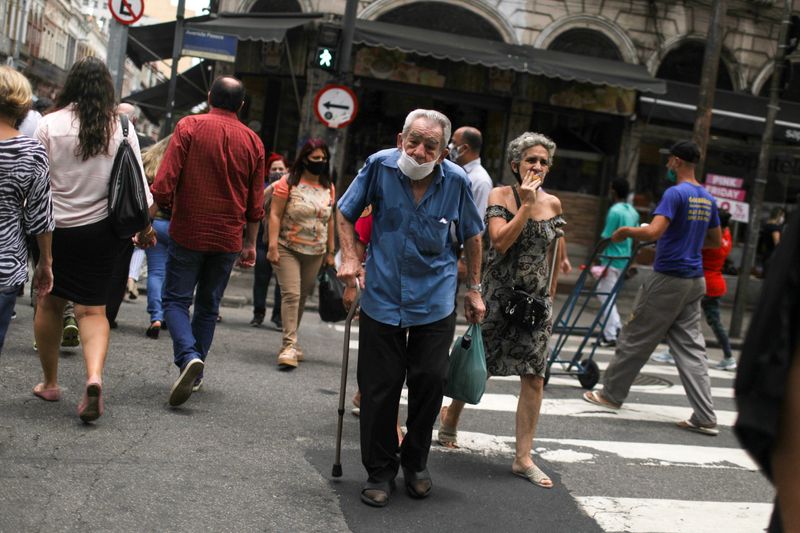 &copy; Reuters. Pessoas caminham no Saara, área de comércio popular do Rio de Janeiro, em meio à pandemia de Covid-19