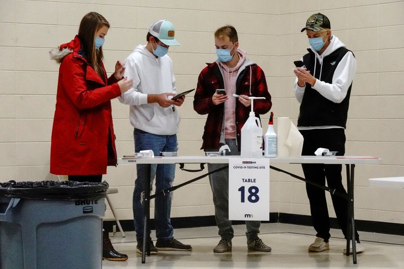 &copy; Reuters. Foto de archivo ilustrativa de residentes de Dakota del Norte preparándose para hacersse un test de saliva para determinar si tienen coronavirus