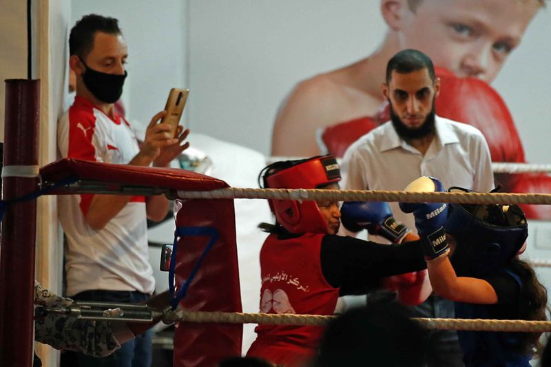 &copy; Reuters. ملاكمات صغيرات يشاركن بمسابقة نادرة في قطاع غزة