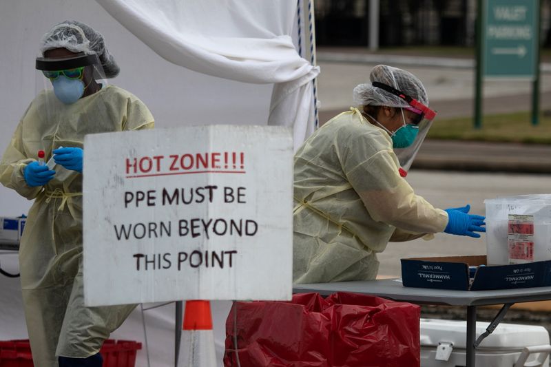© Reuters. Profissionais de saúde preparam testes de detecção de coronavírus em Houston
