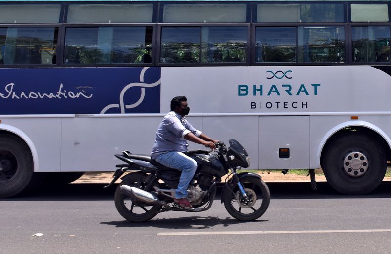 &copy; Reuters. Homem passa de moto por ônibus da empresa indiana Bharat Biotch em frente a escritório da companhia em Hyderabad, na Índia