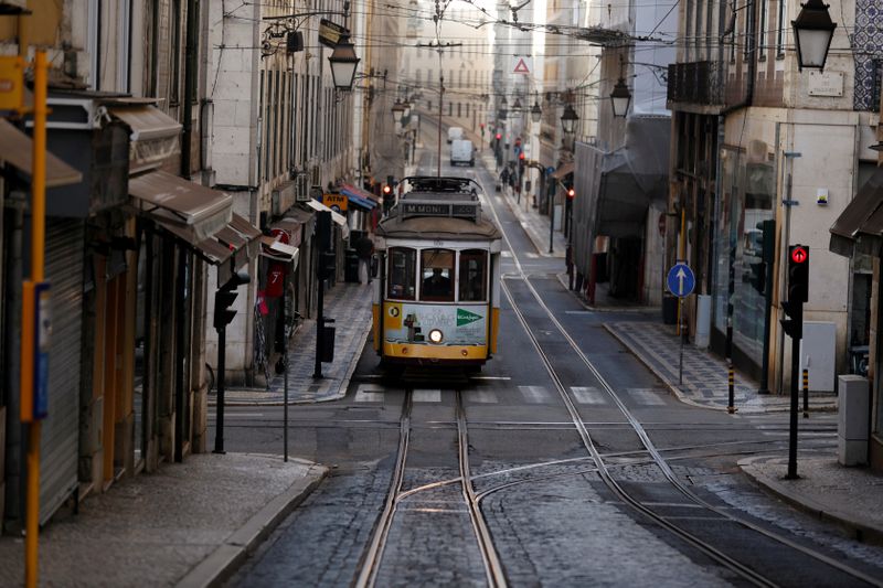 © Reuters. Bonde em rua de Lisboa durante pandemia de Covid-19 em Portugal