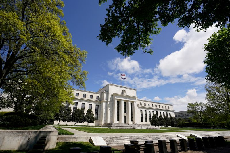 © Reuters. FILE PHOTO: The Federal Reserve in Washington