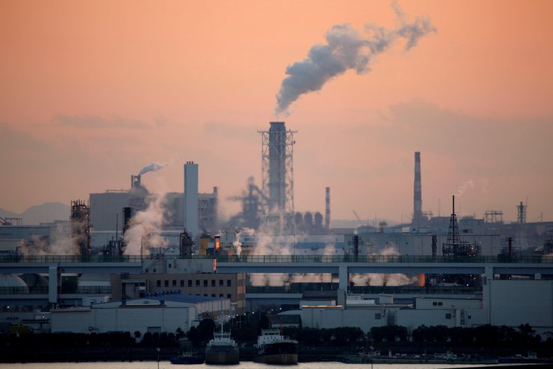© Reuters. FILE PHOTO: Factories pictured near Tokyo