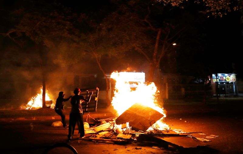 &copy; Reuters. تفجر أعمال عنف في البرازيل بعد ضرب رجل أسود حتى الموت في أحد متاجر كارفور
