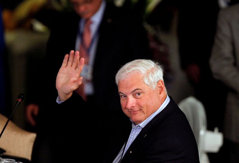 &copy; Reuters. FILE PHOTO: Panamanian President Ricardo Martinelli waves during an anti-drugs summit at the Santo Domingo Hotel in Antigua