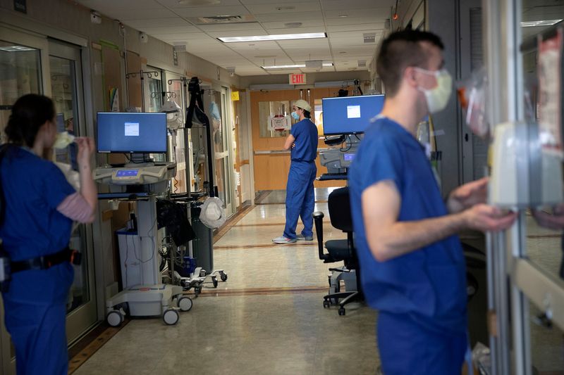 &copy; Reuters. FOTO DE ARCHIVO: Enfermeras trabajando en un pabellón que alberga pacientes con COVID-19 en el Hospital Universitario de Salud de UW en Madison, Wisconsin, EEUU, 18 de noviembre de 2020