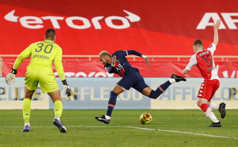 &copy; Reuters. Neymar durante el partido contra el AS Mónaco en el partido de fútbol de la Ligue 1, en el Stade Louis II, Mónaco - 20 de noviembre de 2020