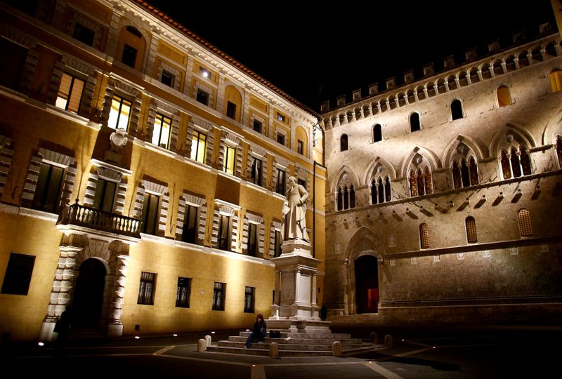 &copy; Reuters. FILE PHOTO: The entrance of Monte dei Paschi bank headquarters is seen in downtown Siena