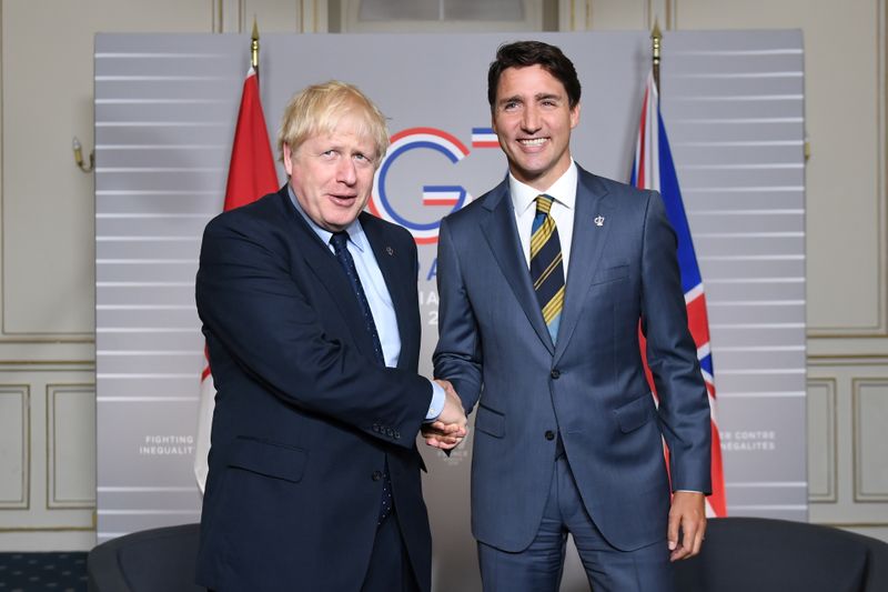 © Reuters. FILE PHOTO: PMs Johnson and Trudeau at G7 summit 2019 in Biarritz