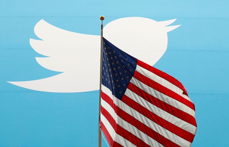 &copy; Reuters. FOTO DE ARCHIVO: El logo de Twitter Inc. junto a la bandera de los EEUU en la Bolsa de Nueva York, Nueva York, EEUU, el 7 de noviembre de 2013