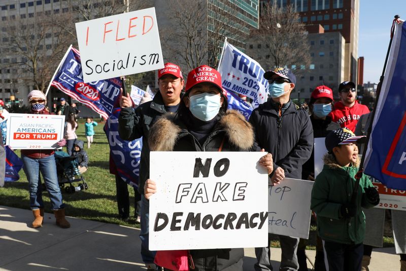 © Reuters. People protest against election results in Lansing, Michigan