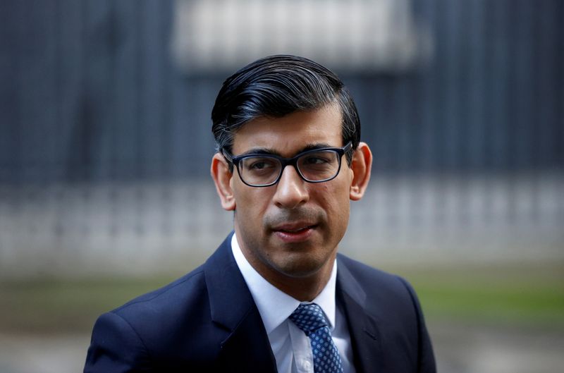 © Reuters. FILE PHOTO: Britain's Chancellor of the Exchequer Rishi Sunak leaves Downing Street, in London