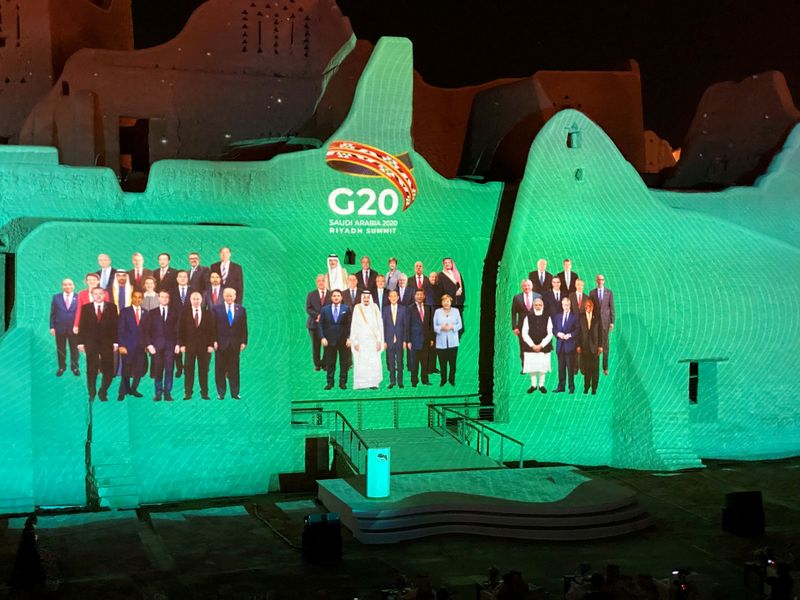© Reuters. FILE PHOTO: Family Photo of G20 Leaders' Summit is projected onto Salwa Palace in At-Turaif, in Diriyah