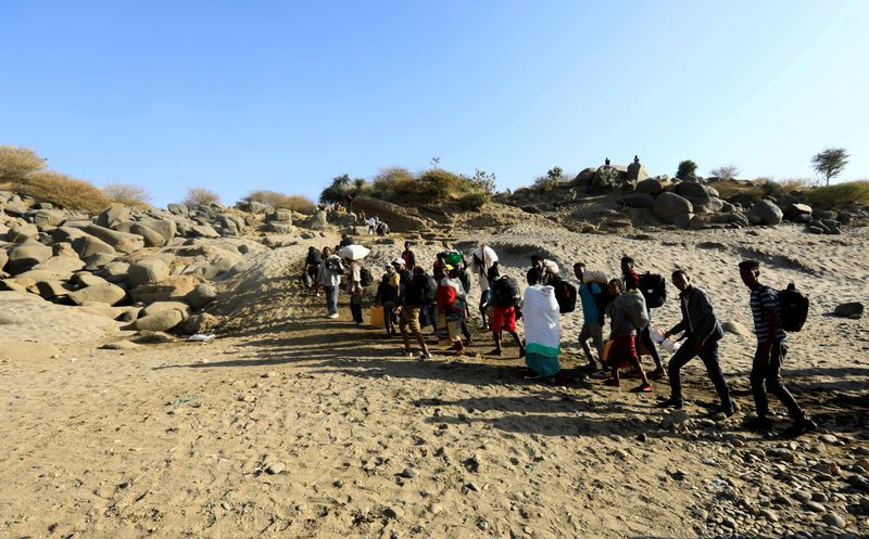 &copy; Reuters. Ethiopians who fled the ongoing fighting in Tigray region, carry their belongings from a boat after crossing the Setit river on the Sudan-Ethiopia border in Hamdayet village in eastern Kassala state