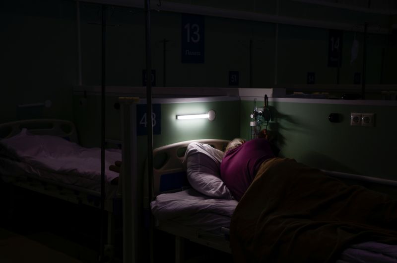 © Reuters. Пациент временного госпиталя, размещенного в павильоне ВДНХ в Москве