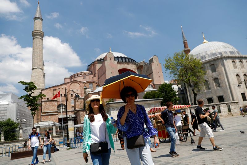 © Reuters. وزارة: انخفاض عدد الوافدين الأجانب لتركيا 59.4% في أكتوبر