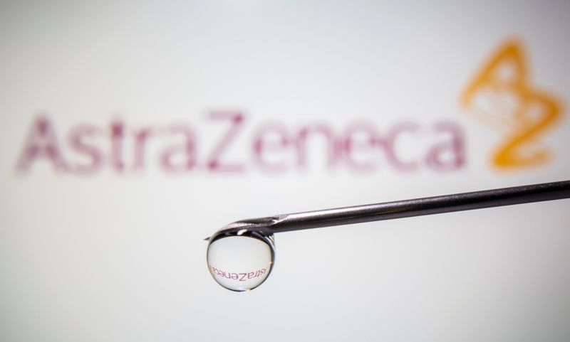 &copy; Reuters. Il logo di AstraZeneca riflesso in una goccia sull&apos;ago di una siringa,