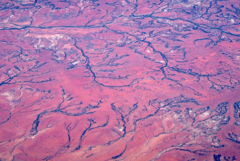 © Reuters. FILE PHOTO: Dried-up rivers and creeks can be seen in the Queensland outback near the town of Mount Isa, Australia