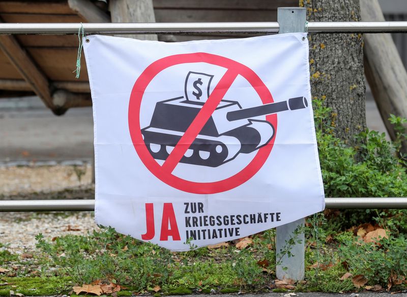 &copy; Reuters. Una pancarta que dice &quot;Sí a la iniciativa comercial de la guerra&quot; en una barandilla en Zúrich, Suiza, el 16 de noviembre de 2020