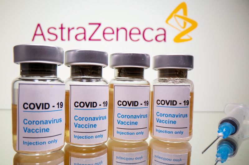 &copy; Reuters. Frascos rotulados como de vacina contra Covid-19 em frente a logo da AstraZeneca em foto de ilustração