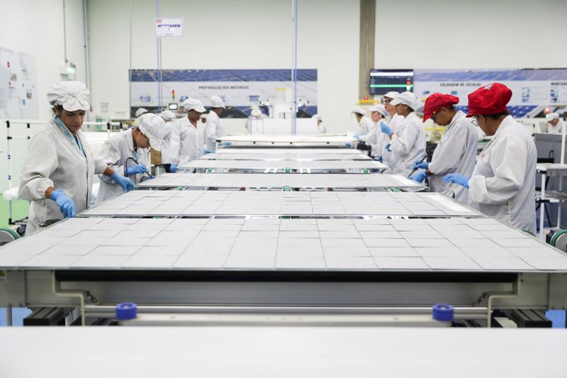 &copy; Reuters. Fábrica de paneis de energia solar em Campinas, São Paulo
