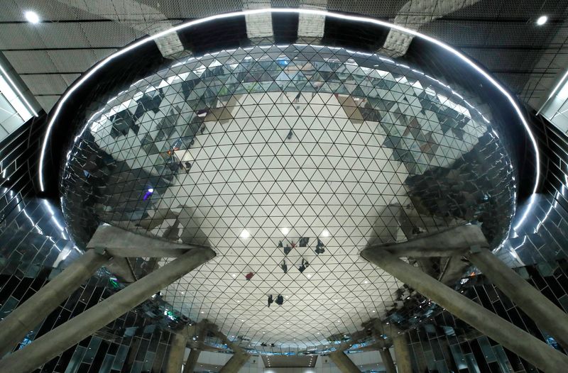 &copy; Reuters. People are reflected at the ceiling inside Skolkovo Innovation Centre on the outskirts of Moscow