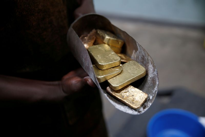 &copy; Reuters. FILE PHOTO: An employee holds gold bars before the refining process at AGR (African Gold Refinery) in Entebbe