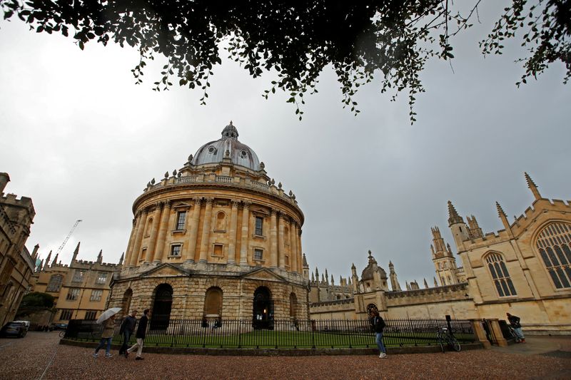 &copy; Reuters. Alcuni passanti davanti agli edifici dell&apos;Università di Oxford