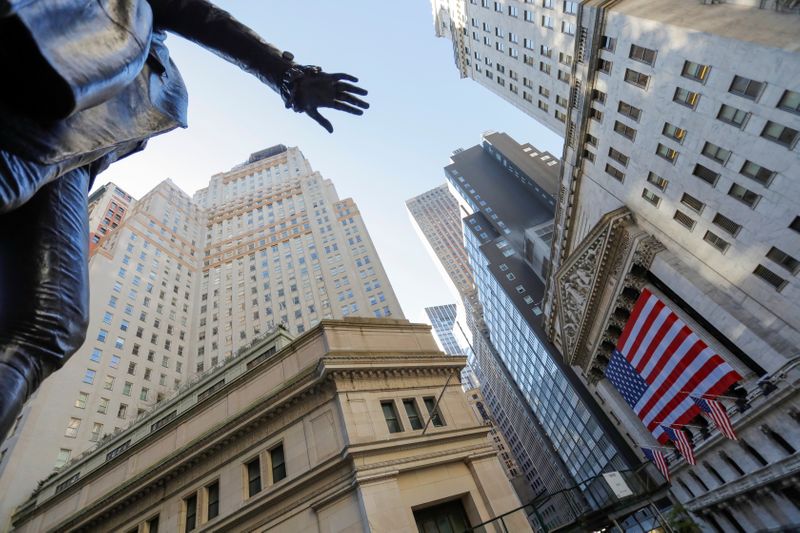 &copy; Reuters. The statue of former U.S. President George Washington is seen across from the New York Stock Exchange (NYSE) following Election Day in Manhattan, New York City