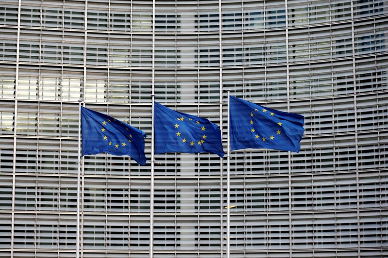 &copy; Reuters. FOTO DE ARCHIVO: Banderas de la Unión Europea frente a la sede de la Comisión Europea en Bruselas