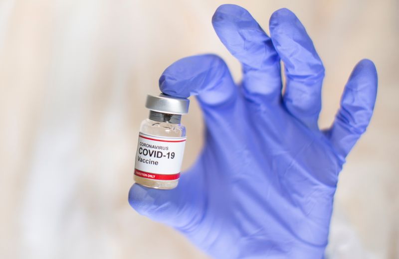 &copy; Reuters. FOTO DE ARCHIVO: Vial con una etiqueta que dice &quot;Vacuna Coronavirus COVID-19&quot;