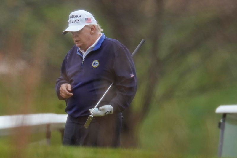 &copy; Reuters. FILE PHOTO: U.S. President Donald Trump plays golf at the Trump National Golf Club in Sterling, Virginia