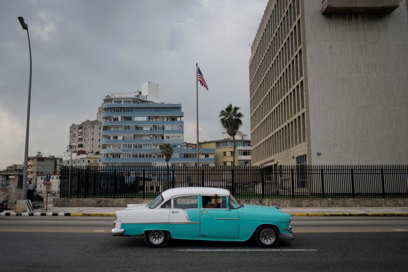 &copy; Reuters. Foto de archivo de un auto pasando por delante de la embajada de EEUU en La Habana