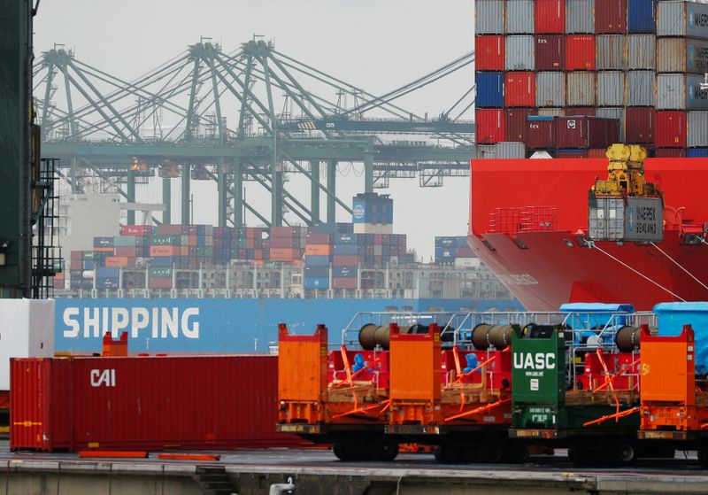 © Reuters. Containers are loaded on a ship at the port of Antwerp