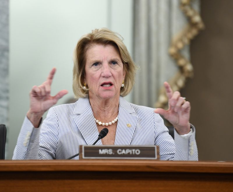 &copy; Reuters. FILE PHOTO: FCC commissioners testify before U.S. Congress in Washington