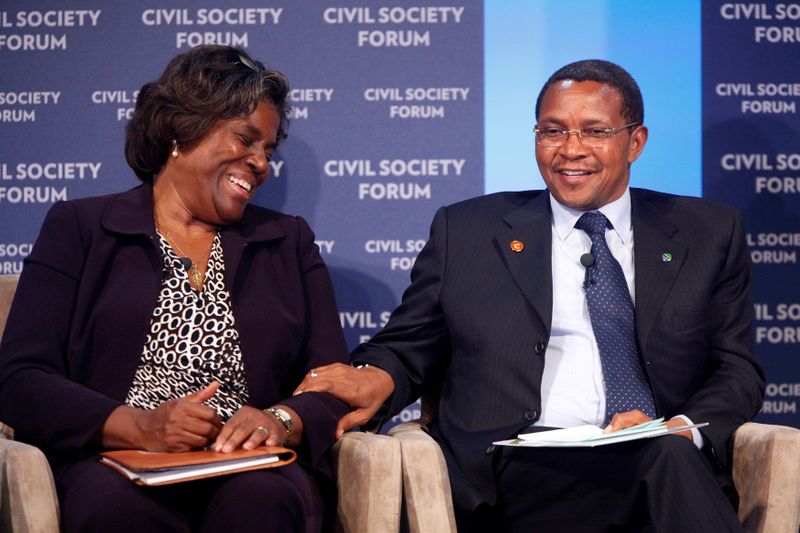 &copy; Reuters. FILE PHOTO: Thomas-Greenfield and Tanzania&apos;s Kikwete participate in a civil society forum during the U.S.-Africa Leaders Summit in Washington