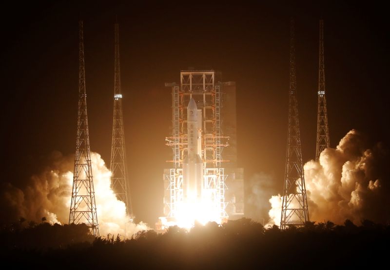 &copy; Reuters. The Long March-5 Y5 rocket, carrying the Chang&apos;e-5 lunar probe, takes off from Wenchang Space Launch Center, in Wenchang