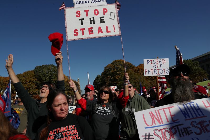 © Reuters. FILE PHOTO: Supporters of U.S. President Donald Trump rally in Harrisburg, PA after Biden is declared winner of the election