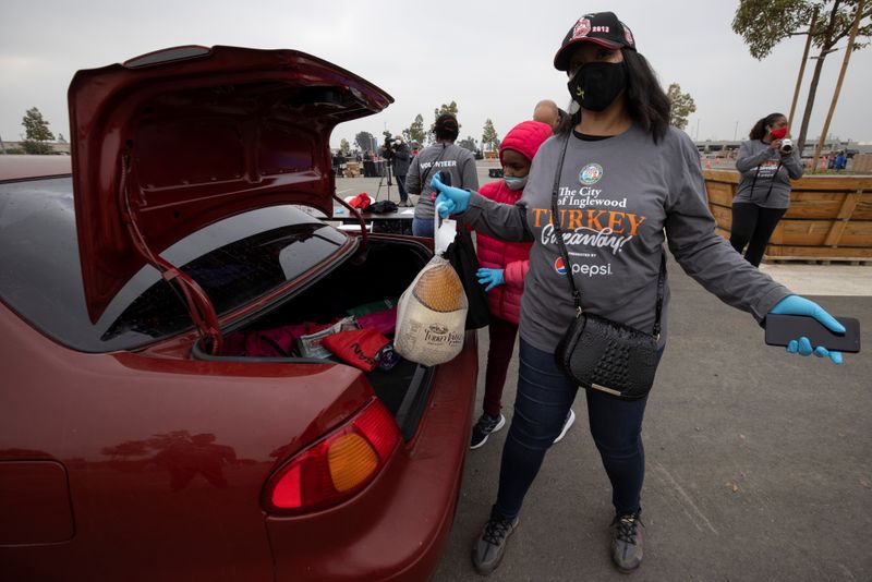 © Reuters. Thanksgiving Turkey Giveaway in Inglewood, California