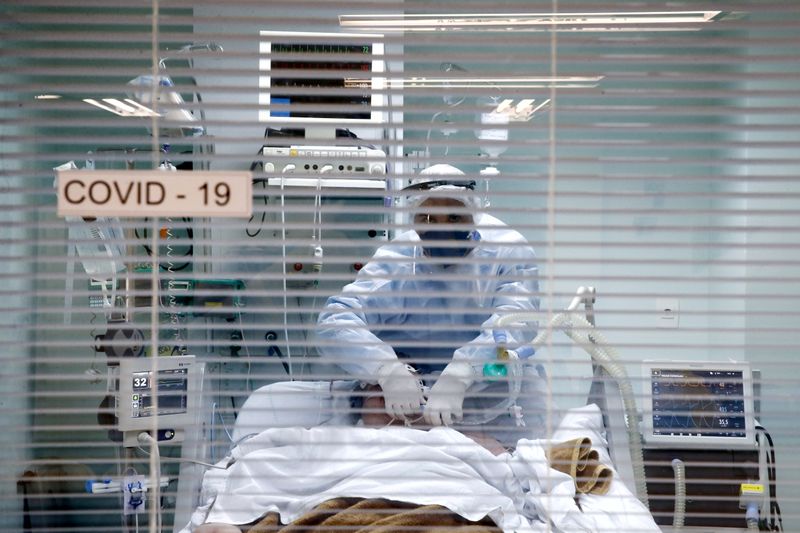 &copy; Reuters. Paciente com Covid-19 na UTI de hospital em Porto Alegre (RS)