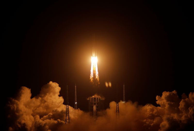 &copy; Reuters. The Long March-5 Y5 rocket, carrying the Chang&apos;e-5 lunar probe, takes off from Wenchang Space Launch Center, in Wenchang